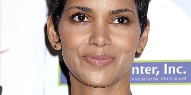 Halle Berry Dipercaya Menjadi Presenter Oscar