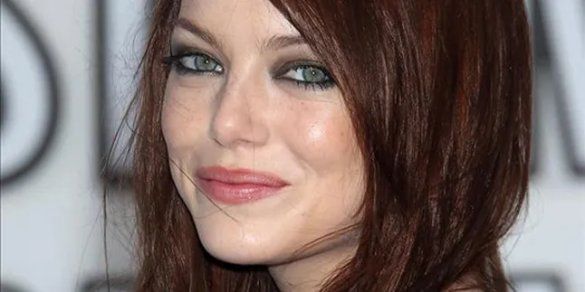 Emma Stone Tak Percaya Resmi Saingi Angelina Jolie