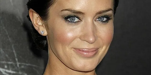 Emily Blunt Tak Suka Twitter