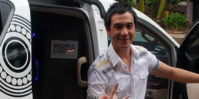 Natal, Daniel Mananta Tukar Kado Barang Bekas