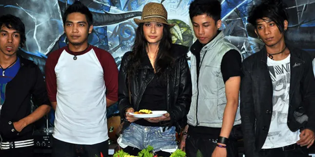 Rebecca Pacari Vokalis Palopo's Band?