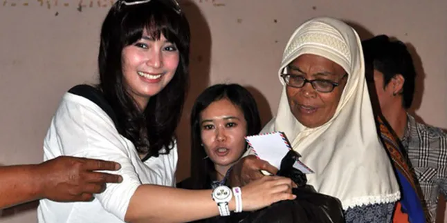 Inka Christie Tangisi Korban Banjir Bale Endah Inka Christie Tangisi Korban Banjir Bale Endah