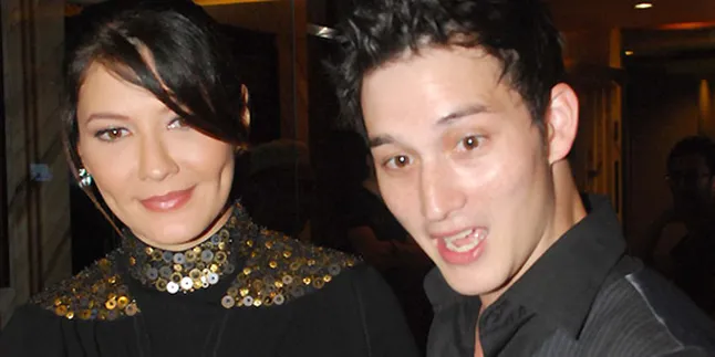 Mike Lewis Dokumentasikan Kelahiran Anaknya