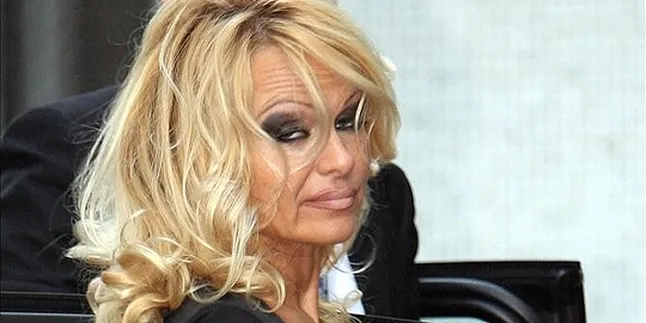 Pertama Bugil, Pamela Anderson Hampir Muntah