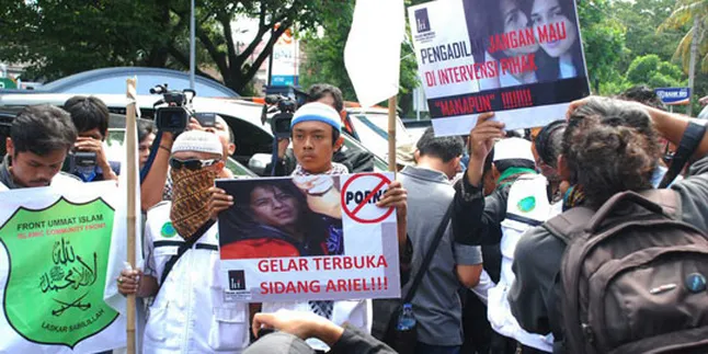Ariel Terganggu Para Demonstran
