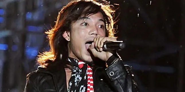 Zian Zigaz Buktikan Cinta Indonesia Dengan Syal Batik