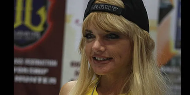 Bintang Porno Vicky Vette Dukung Tim Indonesia