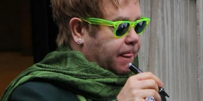 Elton John Rahasiakan Identitas Ayah Bayinya