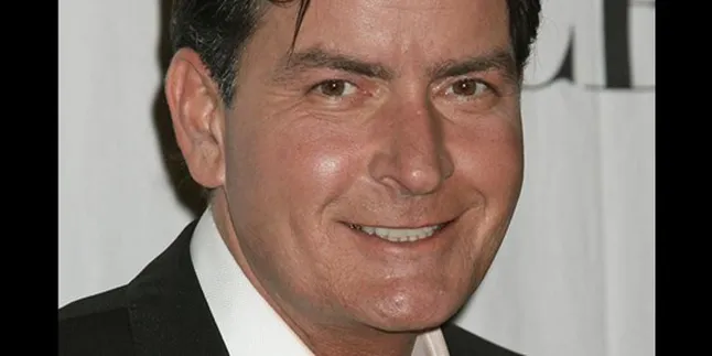 Lagi, Charlie Sheen Tidak Meninggal!