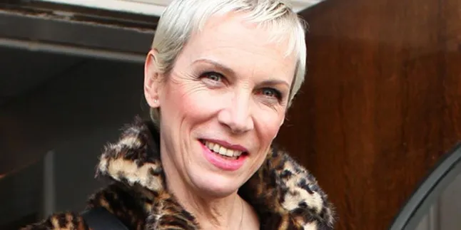 Annie Lennox Dianugerahi Gelar Bangsawan
