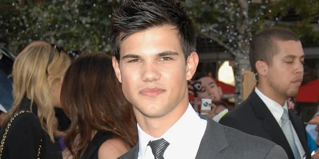 Taylor Lautner Tetap Buang Sampah dan Cuci Piring