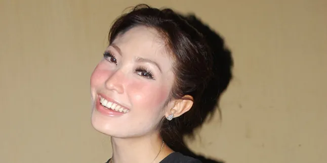 Nikah, Ayu Dewi Siapkan Lipstik Emas 24 Karat