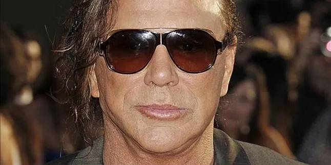 Demi Film Mickey Rourke Rela Kehilangan Gigi