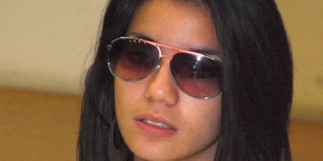 Sheila Marcia Tetap Nyanyi Meski Pakai Tongkat