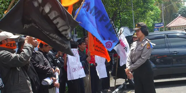 Meski Hujan Massa Tetap Demo Ariel