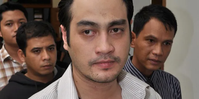 Tuntutan Untuk Mantan Istri Ferry Irawan Ditunda