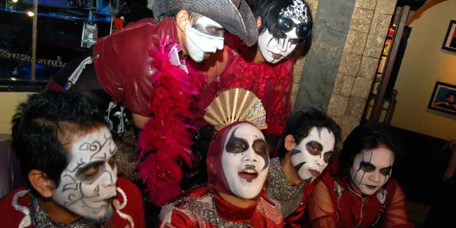 Kuburan Band: Kasus Donny Janggal