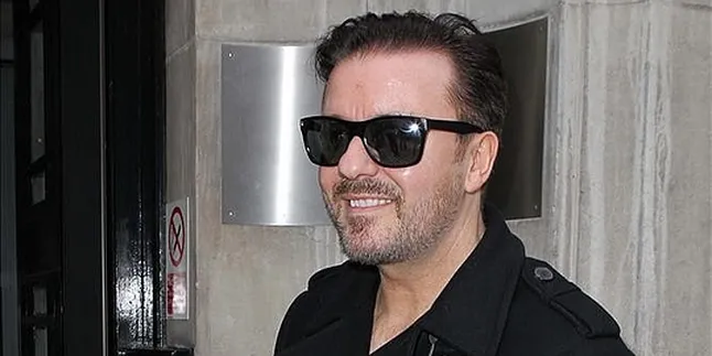 Ricky Gervais Siap-Siap Bantai Charlie Sheen