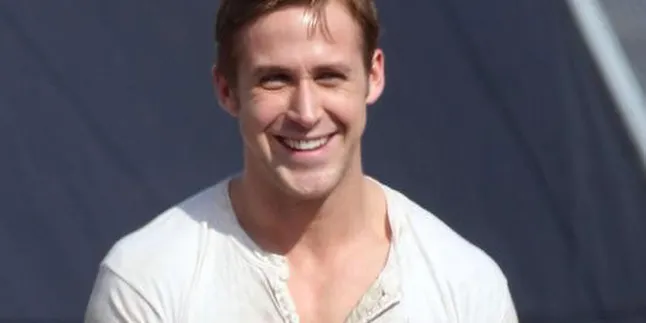 Ryan Gosling Biasa Berlarian di Sekitar Rumah, Telanjang!