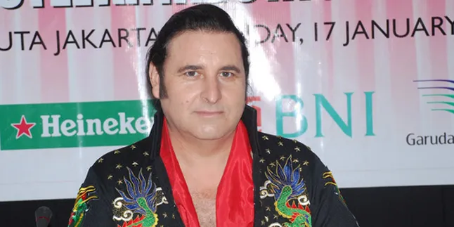 Ritchie 'Elvis Presley' Newton Show di  5 Kota Indonesia