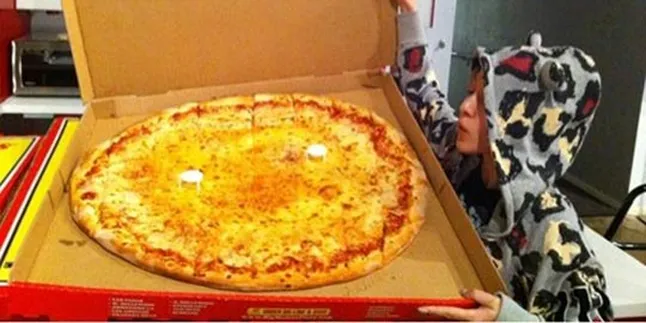 Wah.. BoA Makan Pizza Raksasa