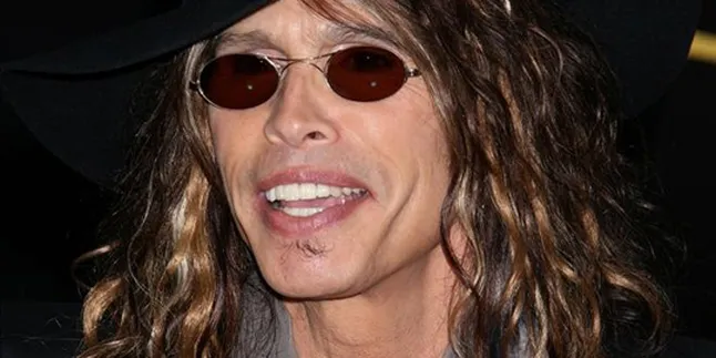 Ouch! Steven Tyler Jatuh Dari Panggung!