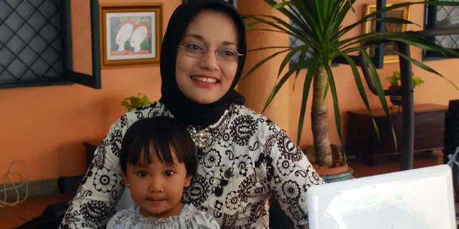 Marissa Haque Beri Laptop Pada Pembantunya