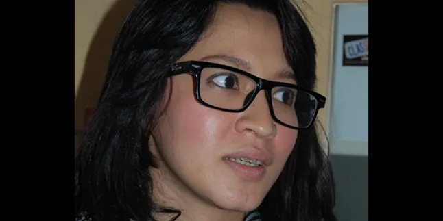 Okie Agustina Curhat di Radio Tiap Senin Malam