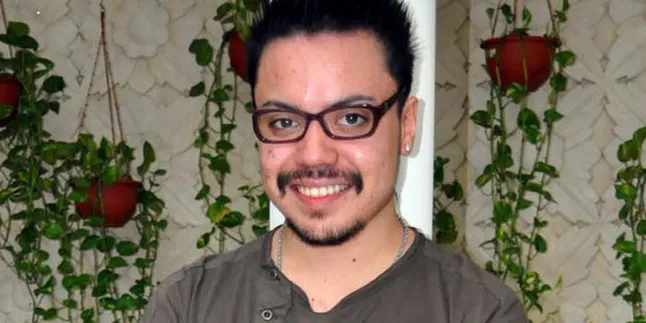 Sunat, Sam Brodie Absen 'Hangout' Dua Minggu