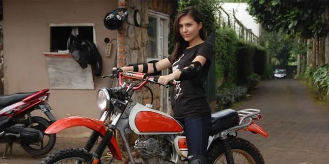 Olivia Jensen Cicipi Rokok Saat SMP