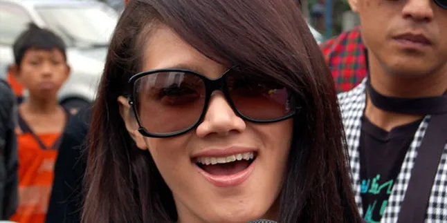 Ibunda Mulan Pun Ogah Jawab Soal Kehamilan