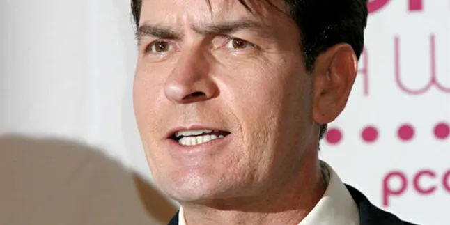 Tertawa Terlalu Keras, Charlie Sheen Dilarikan ke RS!
