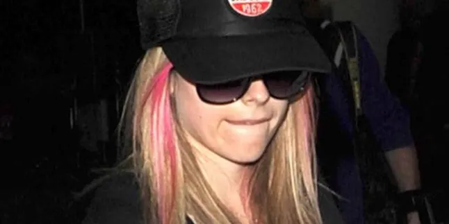 Aw...Avril Cuma Pakai Bra dan Panty di Klip Baru!