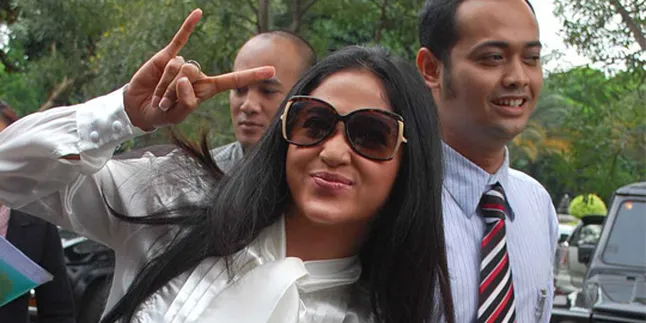 Dewi Perssik: Jupe Main Belakang