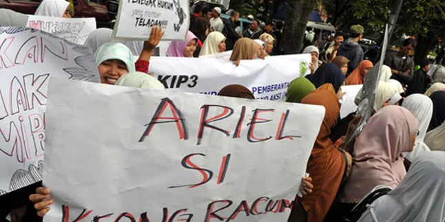 Demo Ariel Bakar Ban Bekas dan Panjat Pagar Demo Ariel Bakar Ban Bekas dan Panjat Pagar