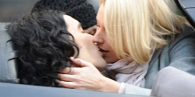 Russell Brand Tertangkap Kamera Cium Wanita Pirang!