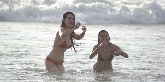 Foto Bikini Aurel Tanda Kedekatan Anang - Angel Lelga?