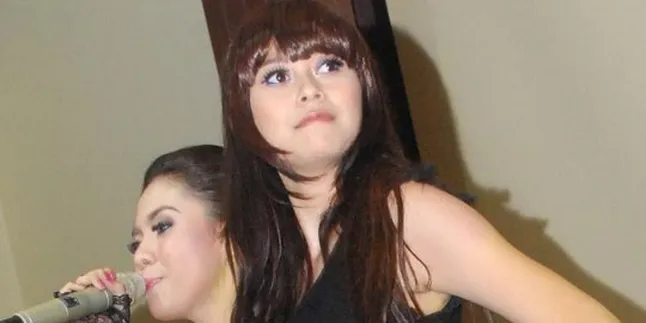 Aura Kasih Bantah Dituntut 5 Miliar