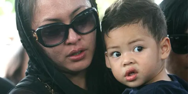 Angelina Sondakh Titip Makam Suami