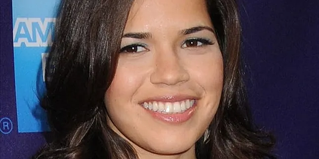 America Ferrera Belajar Jadi Istri Yang Baik
