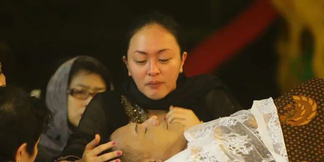 Angie Pesan Tanah Makam Tepat Samping Adjie