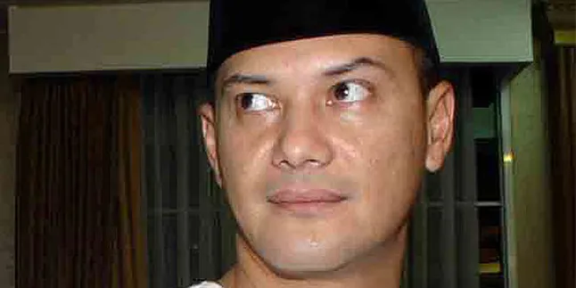 Perempuan Misterius Nyekar ke Makam Adjie