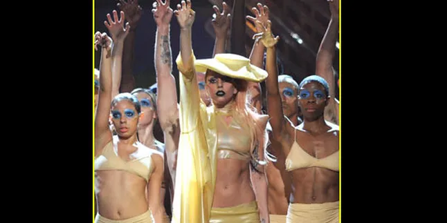 Lady GaGa 'Lahir Dari Telur' di Grammy Awards 2011