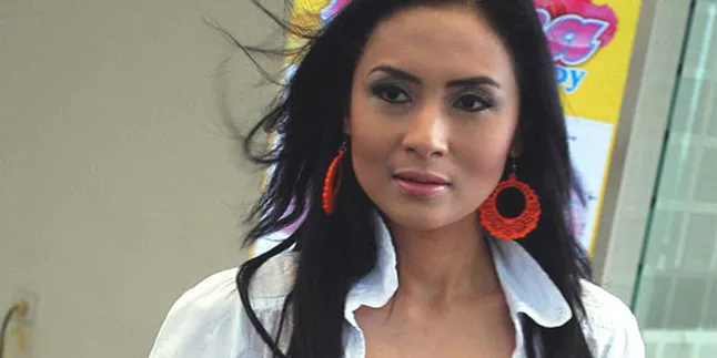Tina Astari Tawarkan Pijat 'Plus-Plus' Tina Astari Tawarkan Pijat 'Plus-Plus'