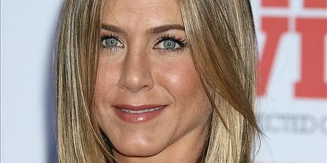Jennifer Aniston Geser Bieber Dari Puncak Tangga