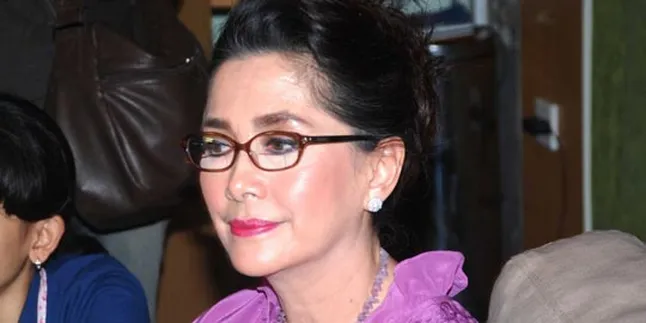 1000 Hari, Widyawati Masih Berat Lepas Sophan Shopiaan