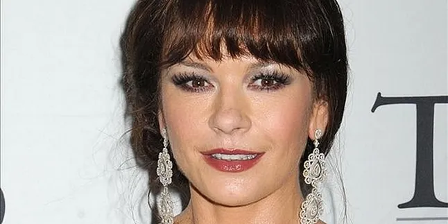 Catherine Zeta Jones Tidur Dalam Lemari