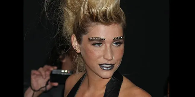 Kesha Sikat Gigi Pakai Minuman Beralkohol