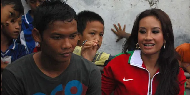 Shinta Bachir Rayakan Ultah di Lapangan Bola Shinta Bachir Rayakan Ultah di Lapangan Bola