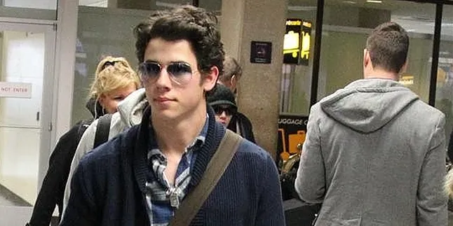 Nick Jonas Bertingkah Seperti Raja